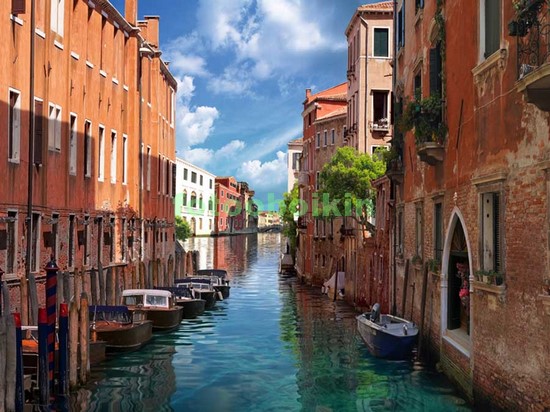 Канал в Венеции с голубой водой
