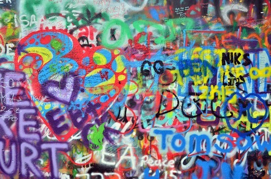 Графити на кирпичной стене