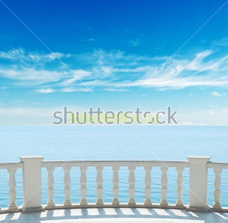 Белый балкон