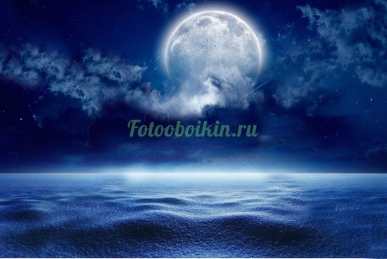 Луна в облаках над морем