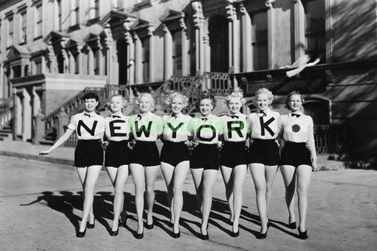 Фотообои Девушки в Нью-Йорке