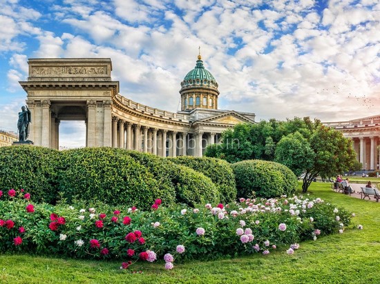 Фотообои Казанский собор в цветах