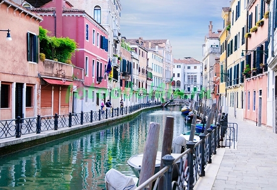 Модульная картина Красочные дома в Венеции