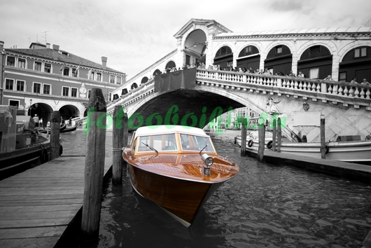 Модульная картина Красный катер в Венеции