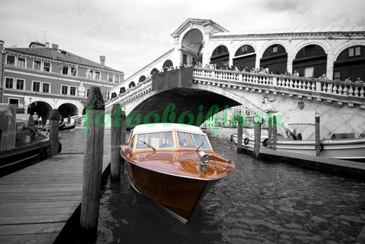 Красный катер в Венеции