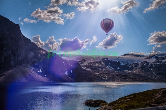 Воздушный шар над озером