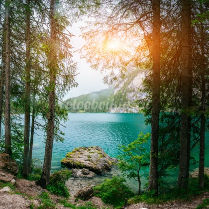 Красивый пейзаж с видом на озеро